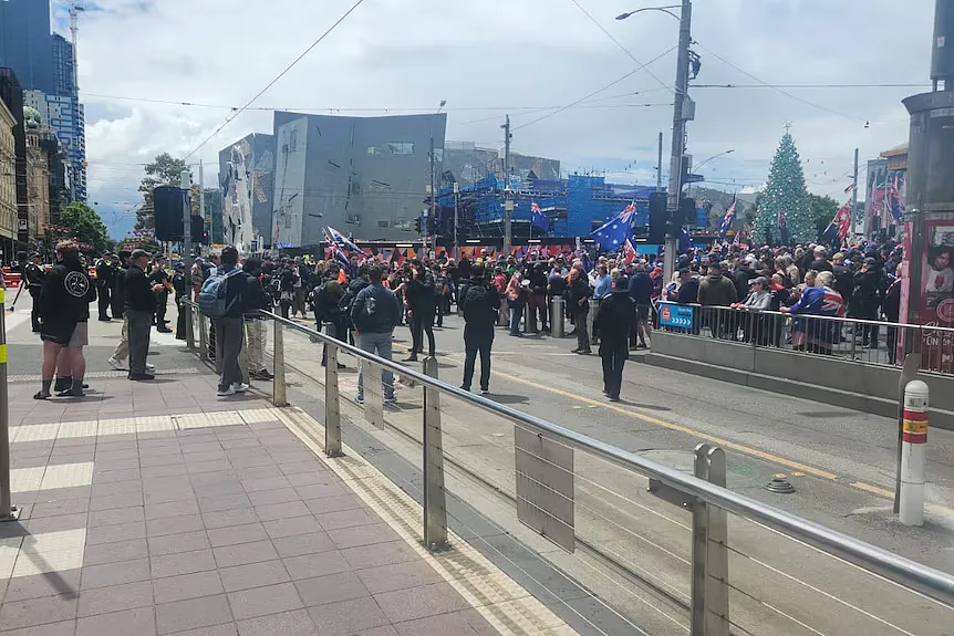 墨尔本CBD又爆发反移民游行,两拨人差点干起来!大批警力到场(组图) - 11