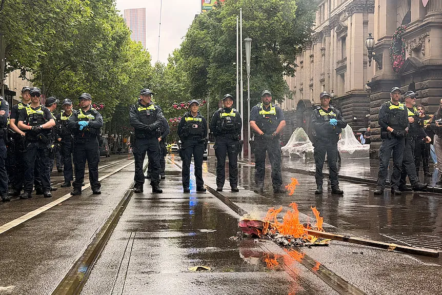 墨尔本CBD又爆发反移民游行,两拨人差点干起来!大批警力到场(组图) - 7