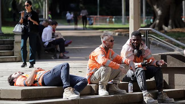 生活压力太大！澳洲兼职人数激增，超97万人打多份工（组图） - 2