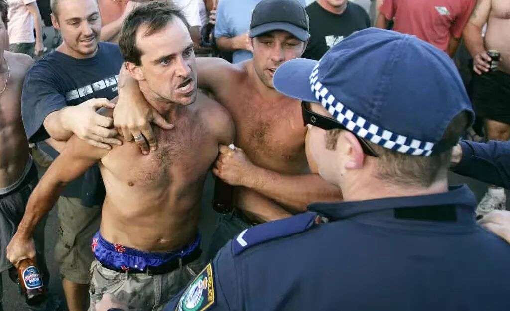 悉尼Cronulla种族骚乱20周年！数千西人街头追打中东裔，引后者大规模报复（视频/组图） - 2