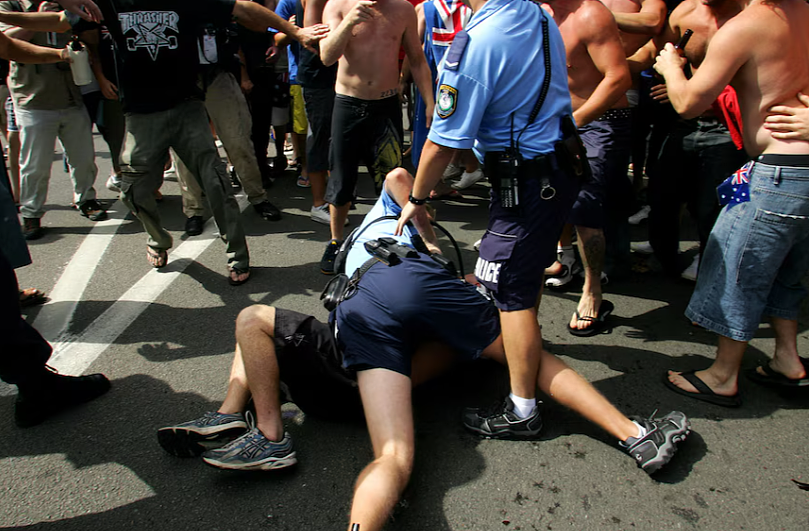 悉尼Cronulla种族骚乱20周年！数千西人街头追打中东裔，引后者大规模报复（视频/组图） - 4