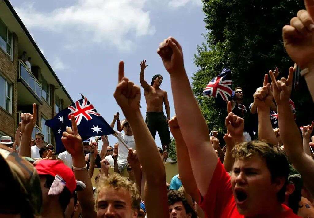 悉尼Cronulla种族骚乱20周年！数千西人街头追打中东裔，引后者大规模报复（视频/组图） - 3