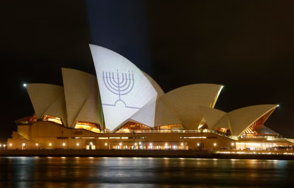 悉尼歌剧院点亮夜空，悼念Bondi遇难者！州长：与犹太社区同在（图） - 2