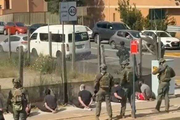 被捕后，这些男子排成一列。