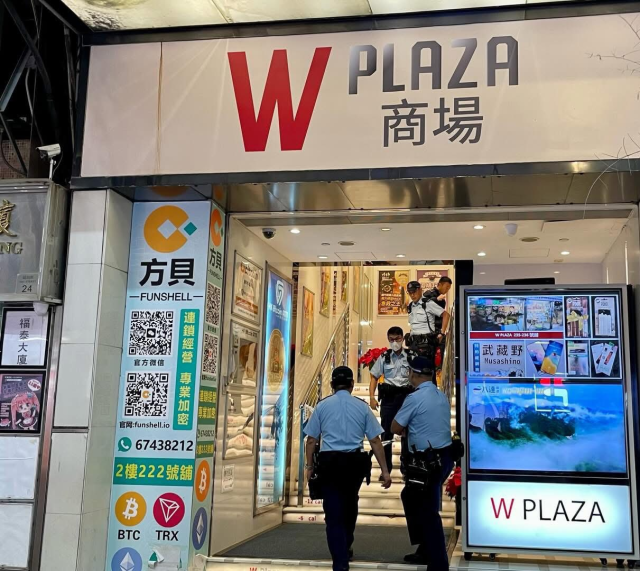 警方在案发现场调查。