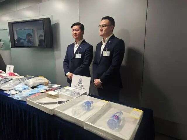 警方展示相关证物。