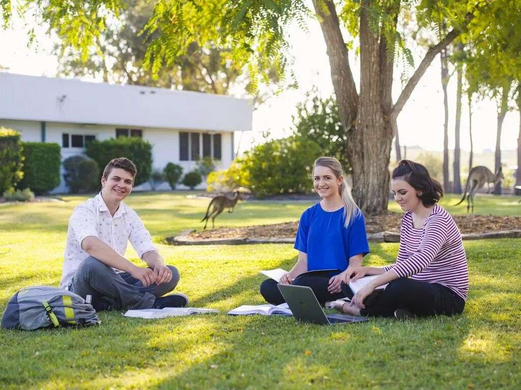 中央昆士兰大学（CQU）邦德堡校区的学生和袋鼠。怀特先生鼓励学生们考虑就读地区性大学。图片：由校方提供
