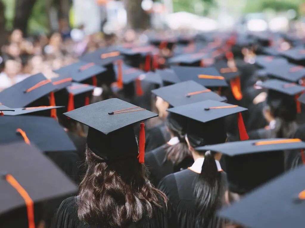 在12月份的录取轮次中，超过10万名12年级毕业生获得了高等教育录取通知书。