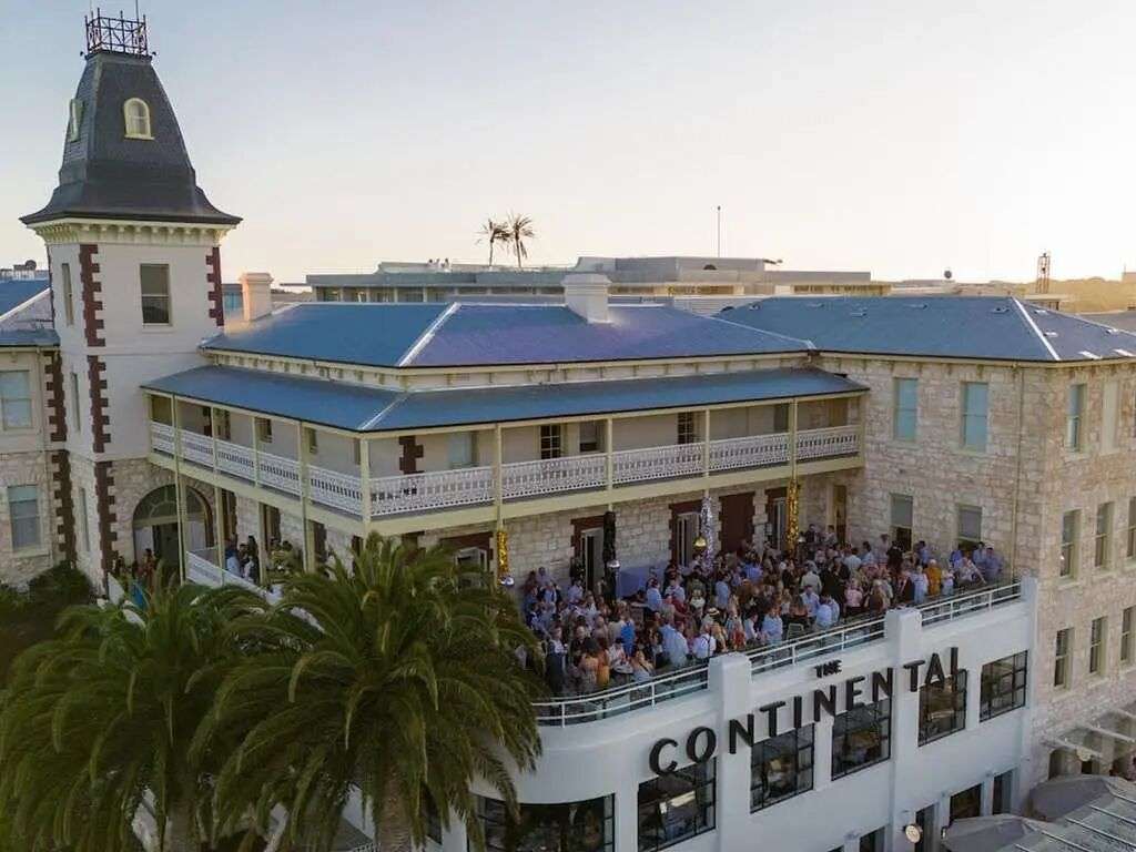 慎入！澳洲知名酒店餐盘中惊现死老鼠，社交媒体照片疯传（组图） - 1