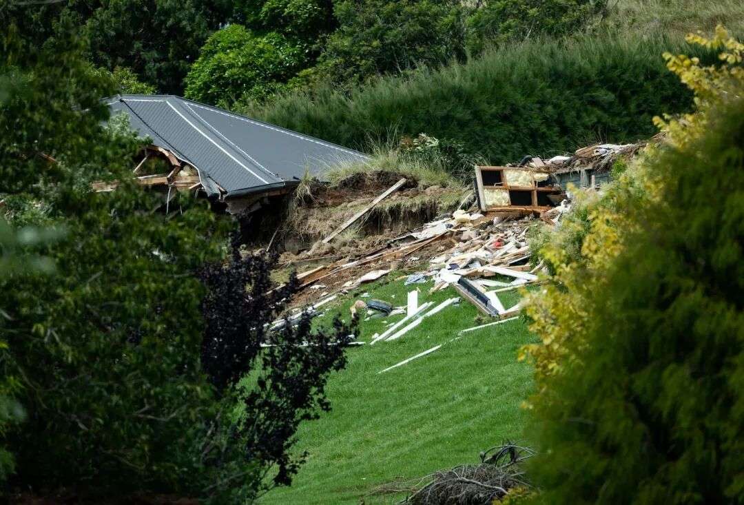 在韦尔科姆湾路发生的山体滑坡中，一栋房屋被毁，造成一对祖母和孙子丧生。照片/迪恩·珀塞尔