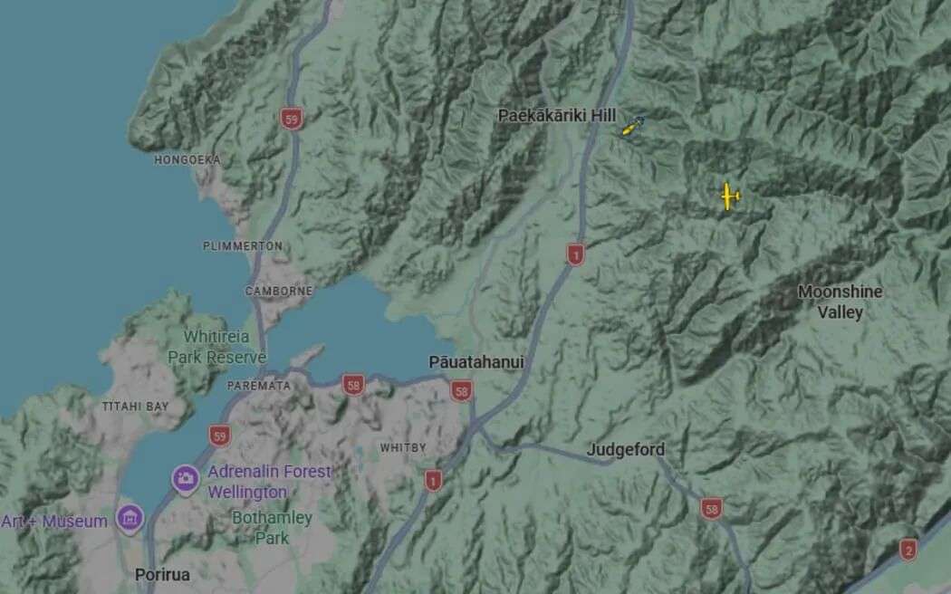 在帕卡卡里基山发生直升机坠毁事故后,可以看到一架救援直升机正在该地区进行搜寻。