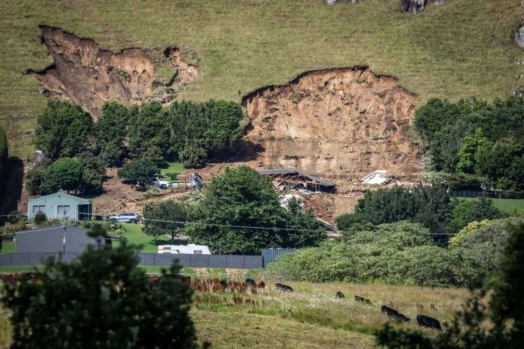 今天早上从韦尔科姆湾路上方山坡拍摄的照片显示，一栋房屋被大型滑坡完全摧毁，但残破的屋顶和房屋框架仍然屹立在废墟之上。照片/迈克尔·克雷格