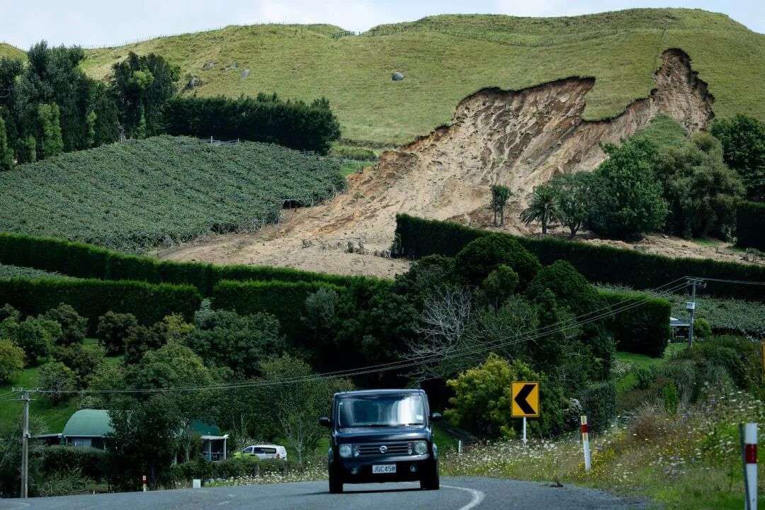 帕帕莫阿市韦尔科姆湾路发生严重山体滑坡，造成两人死亡。照片/迪恩·珀塞尔