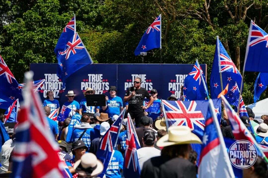 可能是包含下列内容的图片:人群和上面的文字是“TRUE ATRIOT: LEVZ TRUE PATRIONS 17 V MTWIS TRUE PALOTS OTS FEYANT TRU PATPA TRUE 4だまり HETHE 2OHE CHRI SAVE EALAND TRU PATRIOTS +OFNZ*”