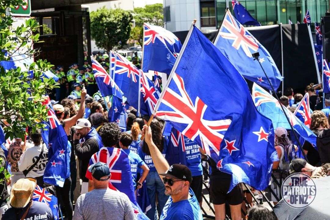 可能是包含下列内容的图片:人群和文字