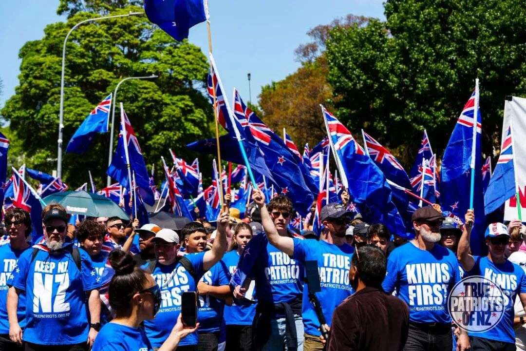 可能是包含下列内容的图片:一人或多人、人群和文字