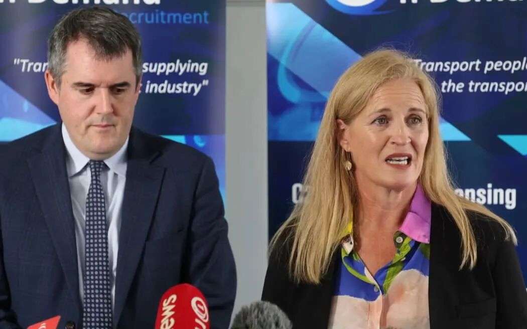 克里斯·毕晓普部长和路易丝·厄普斯顿宣布对驾驶执照系统进行全面改革。