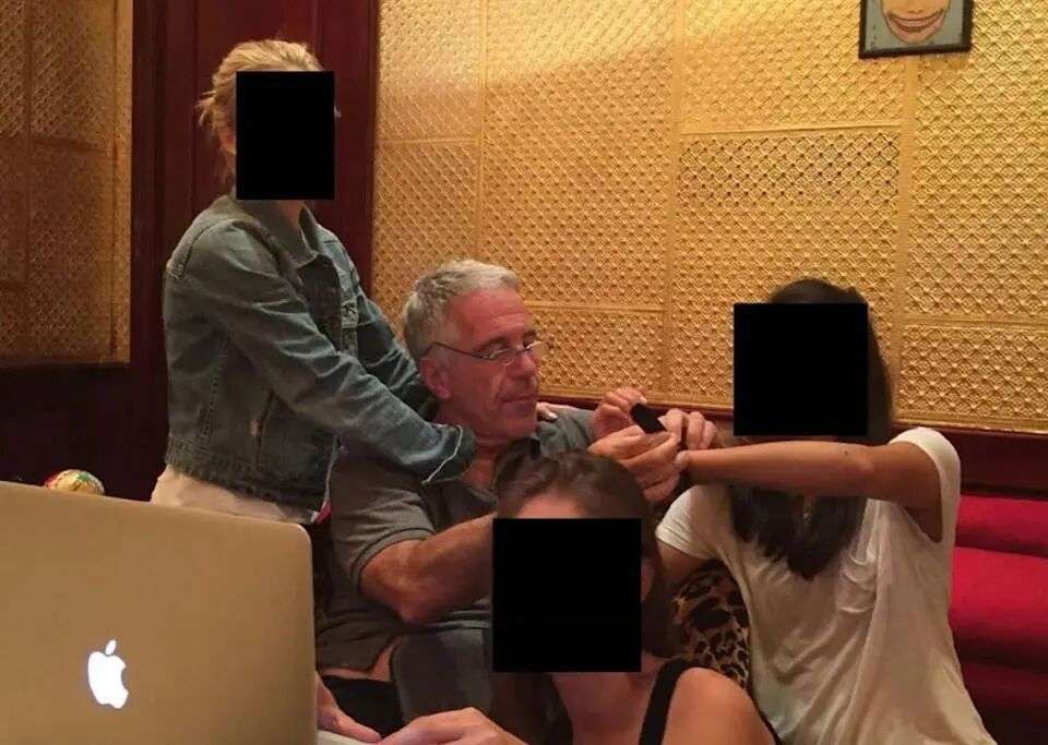 「淫魔」艾普斯坦與多名女子合影。（圖／翻攝House Oversight Committee）