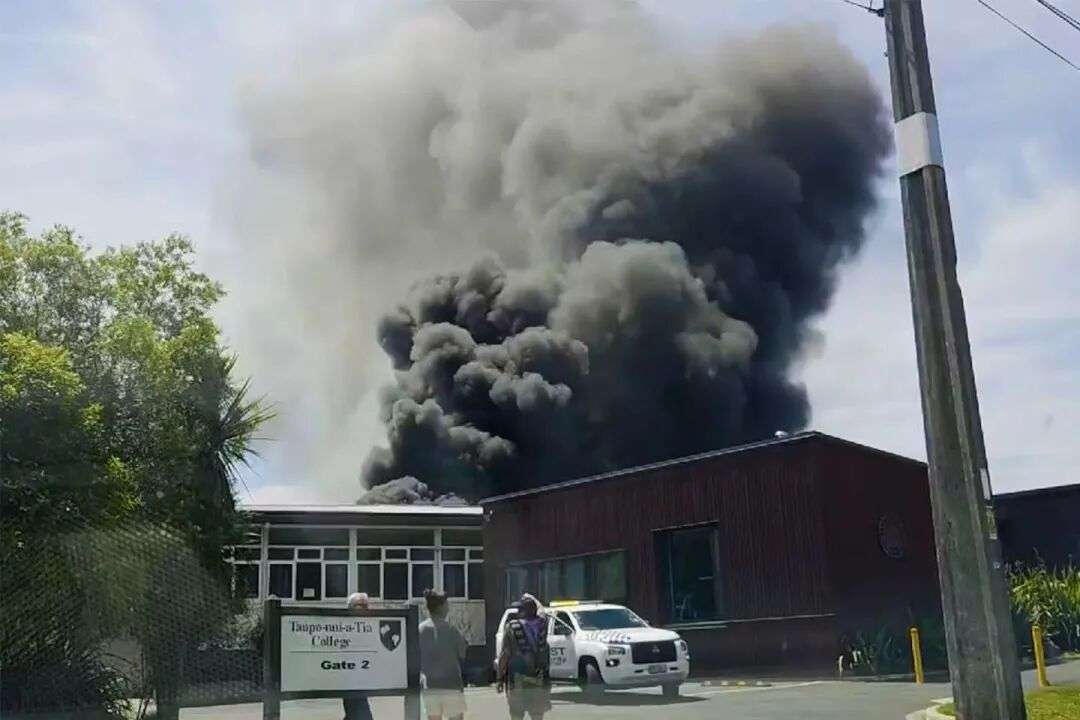昨天的火灾中，陶波努伊阿蒂亚学院浓烟滚滚。