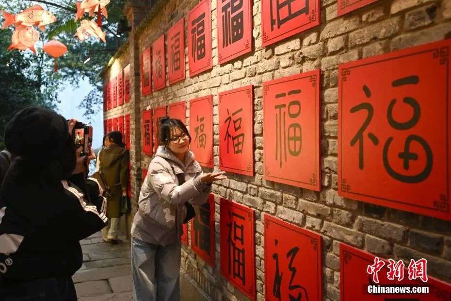 (新春见闻)重庆龙门浩老街张灯结彩年味浓