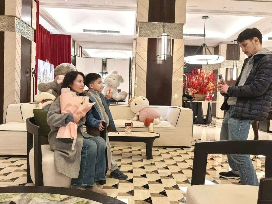 来沪度假的哈萨克斯坦游客阿尔米拉一家三口。 李宝花 摄