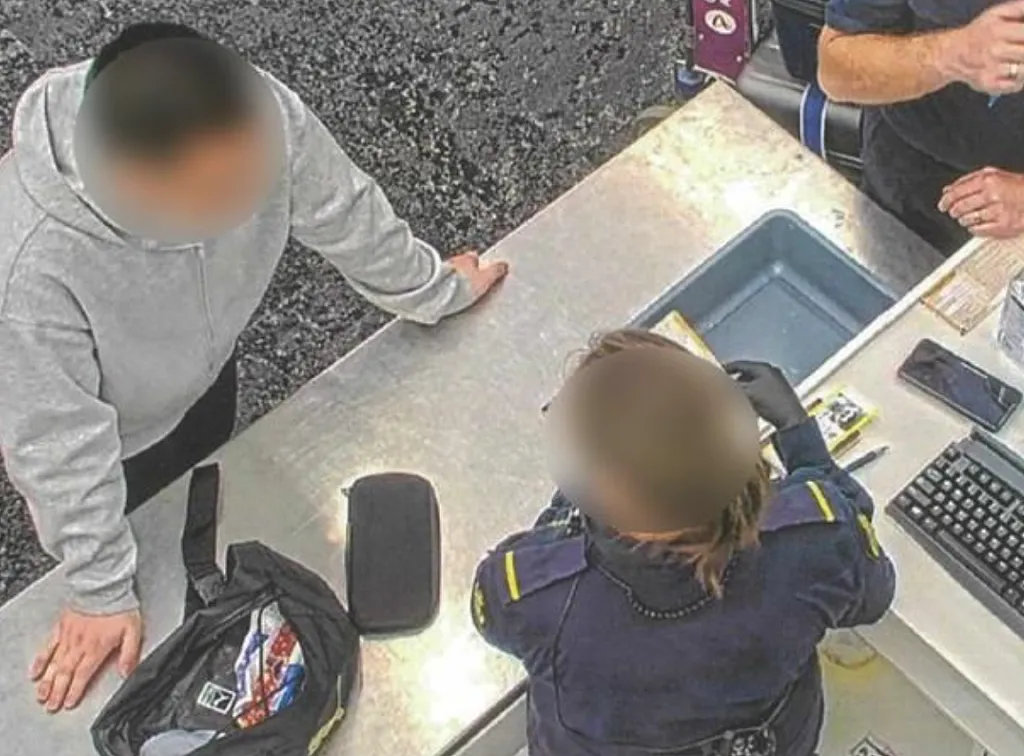 中国男子刚来澳留学,澳警方查看手机后,立即将其驱境(组图) - 1