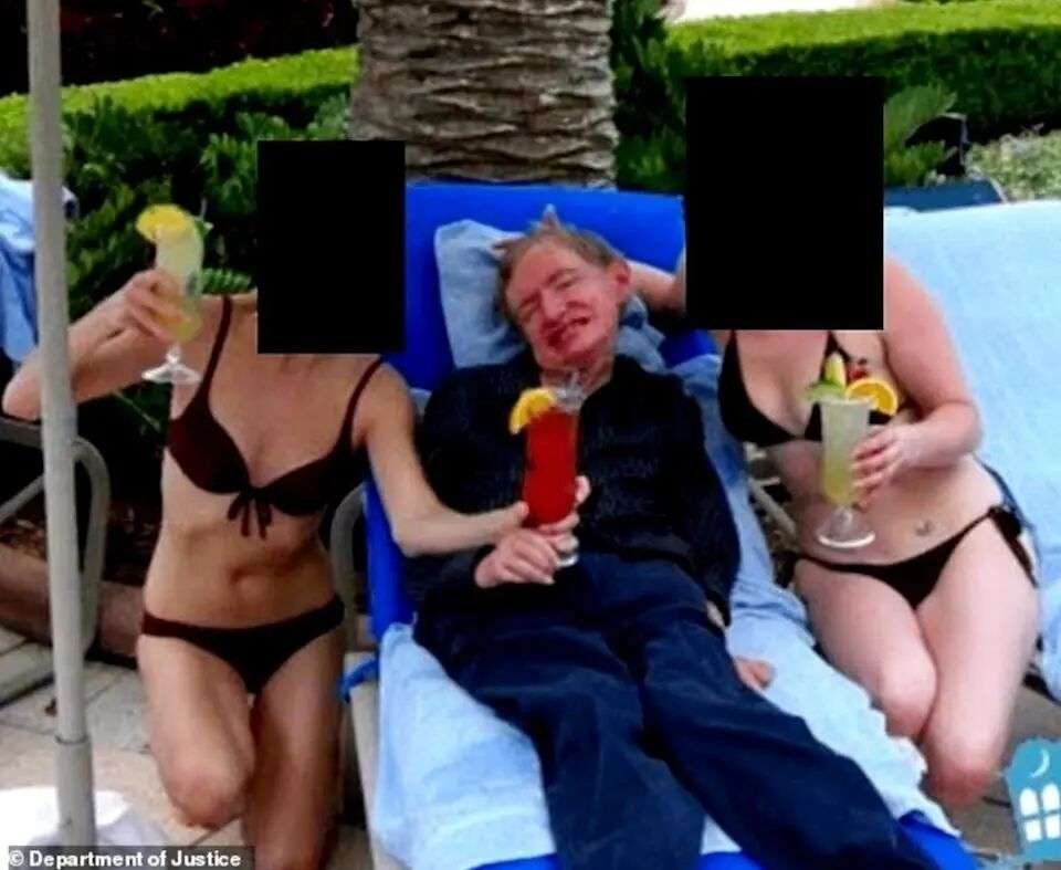 艾普斯坦档案公布，惊现霍金博士被两名比基尼女郎簇拥的照片。 （图／翻摄自X平台@AlertaMundoNews）