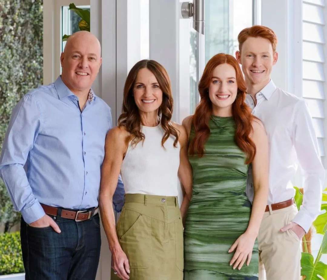 总理克里斯托弗与妻子阿曼达和他们的孩子奥利维亚和威廉。