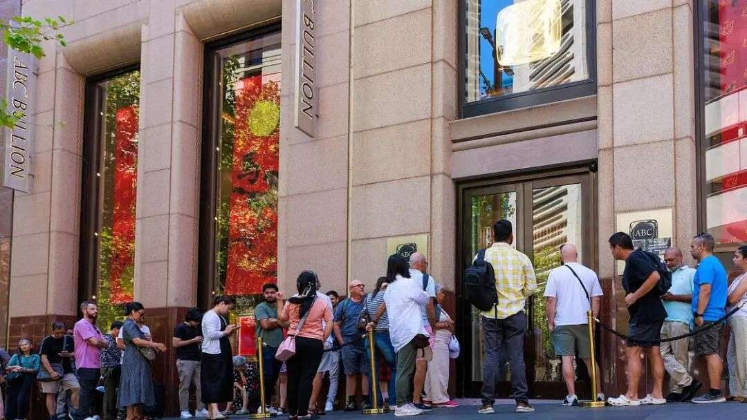 伊朗开战金价狂飙!悉尼街头惊现排队抢金潮,投资者连夜开户抢购(组图) - 2