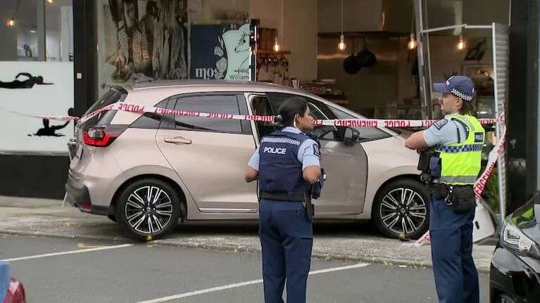 上午9点前不久，一辆汽车撞上了福雷斯特山威廉·苏特街的一栋建筑物。