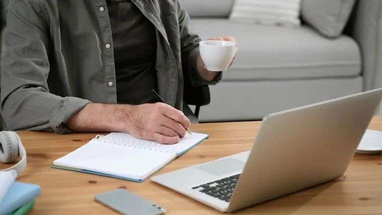 把笔记本电脑重新放到厨房桌子上就能解决问题吗?