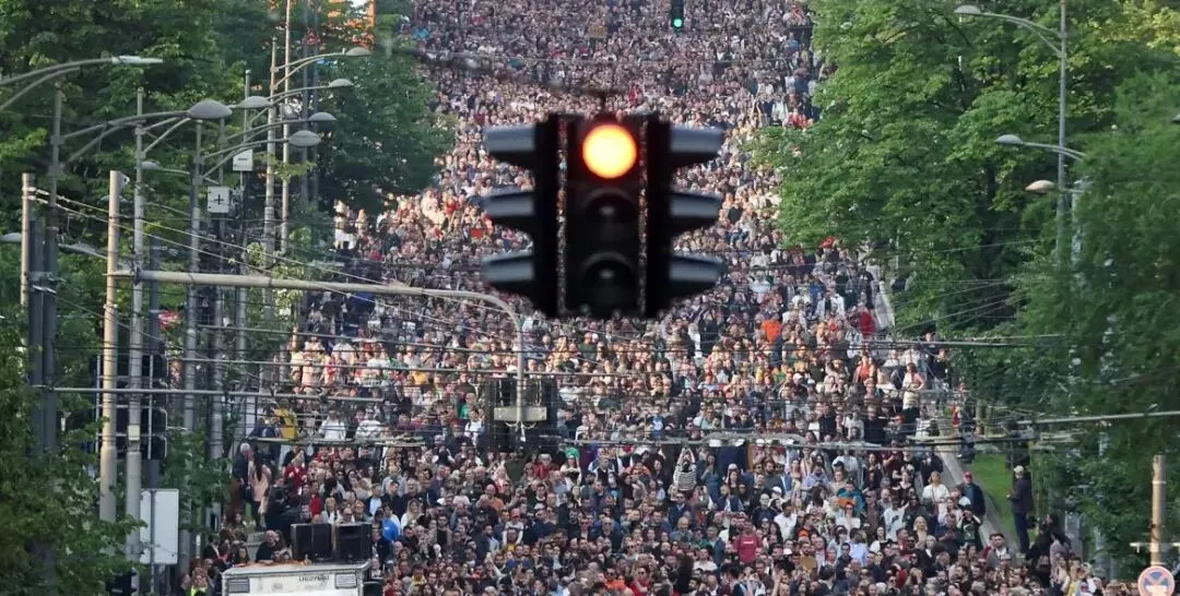 武契奇发“颜色革命”预警，数千人冲上街头，塞尔维亚局势不对劲_搜狐网