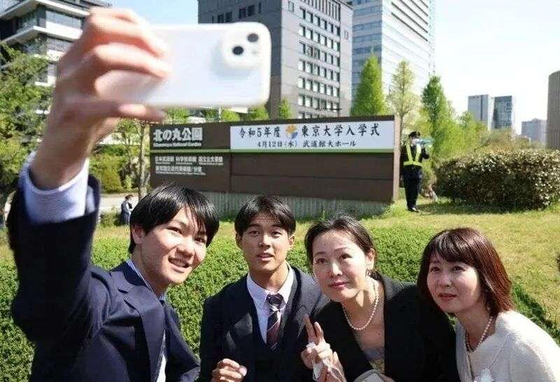 一名来自重庆的中国留学生，被指刷爆日本信用卡并欠租，不还钱还溜回中国；此为示意图，东京大学前学生与家长合影。（路透）