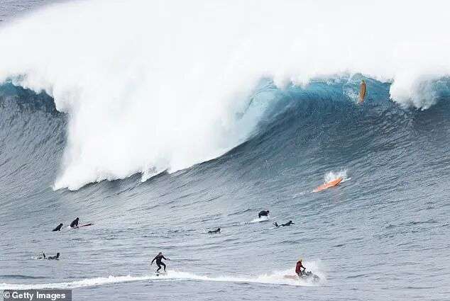 周六凌晨2点，悉尼记录到5.7米高的巨浪（图为3月28日，冲浪者散落在婚礼蛋糕岛）。