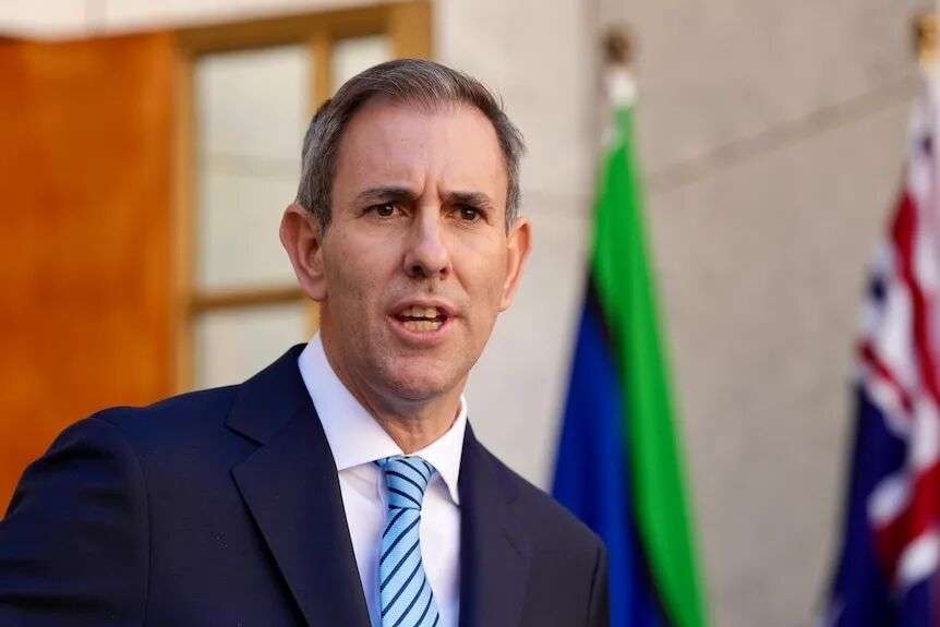 身着西装的男士在新闻发布会上发言