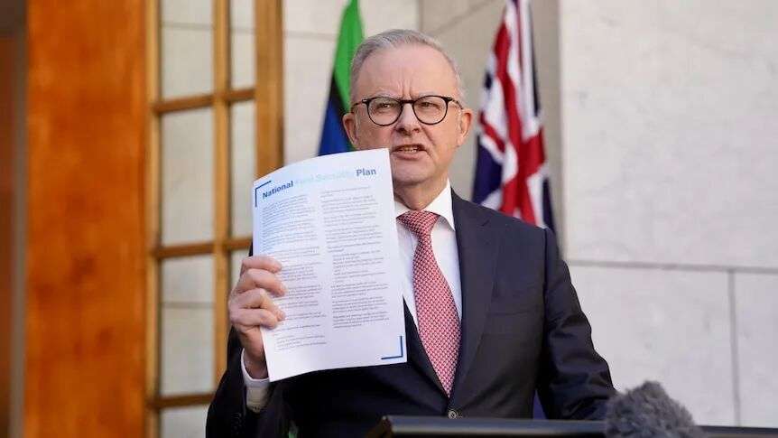 身着西装的男士在新闻发布会上发言