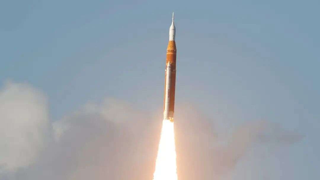 飞行中的航天器。