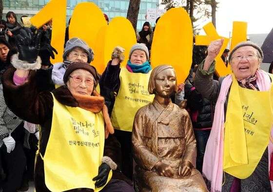 1000번째 수요집회를 맞아 주한 일본대사관 앞에 평화의 소녀상(위안부 평화비)을 세웠습니다. 일본은 정부 명의로 자국대사관 앞에 평화비를 세운 것에 유감을 표명하고 철거를 요청했으나 외교통상부와 종로구청은 이를 거부했습니다. 연합뉴스
