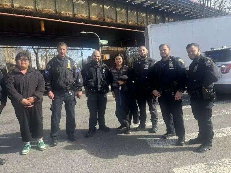 纽约亲子互助会和警方、社区各界共同救下试图轻生的华女。(亲子互助会提供)