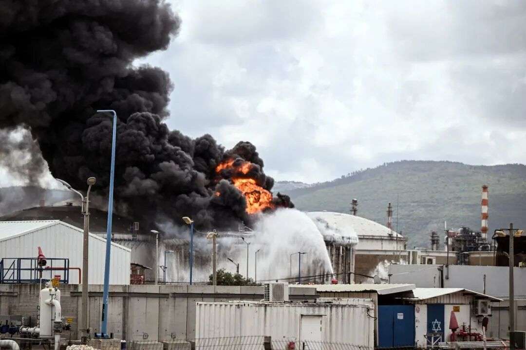 遭飛彈攻擊...以色列最大煉油廠起火冒濃煙未傳出重大傷亡| 美以轟炸伊朗| 全球| 聯合新聞網
