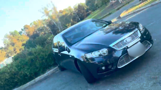 警方称,母亲和她的孩子们乘坐一辆深灰色福特猎鹰轿车离开了现场。