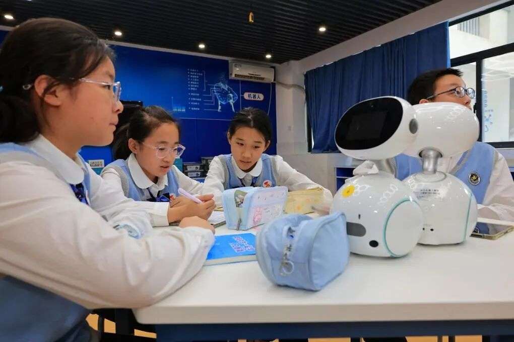 AI赋能南京中小学人工智能教育行动计划“进行时”_新华网江苏频道