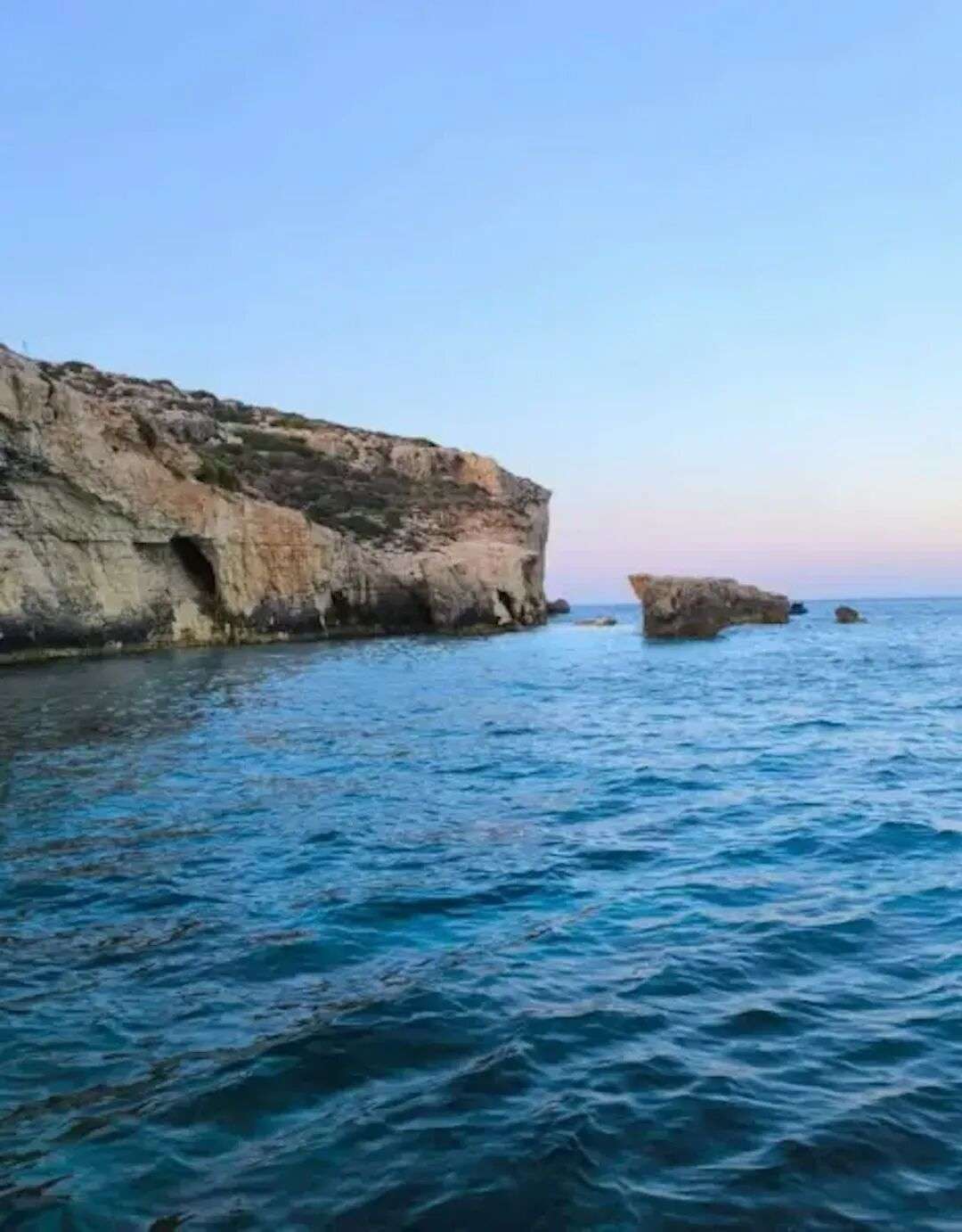 拱門坍塌後。（Outdoor Explorers Malta Boat Trips）
