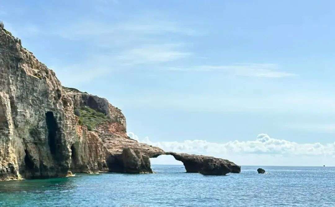 马耳他著名天然岩石拱门「亲吻象」。 （Outdoor Explorers Malta Boat Trips）