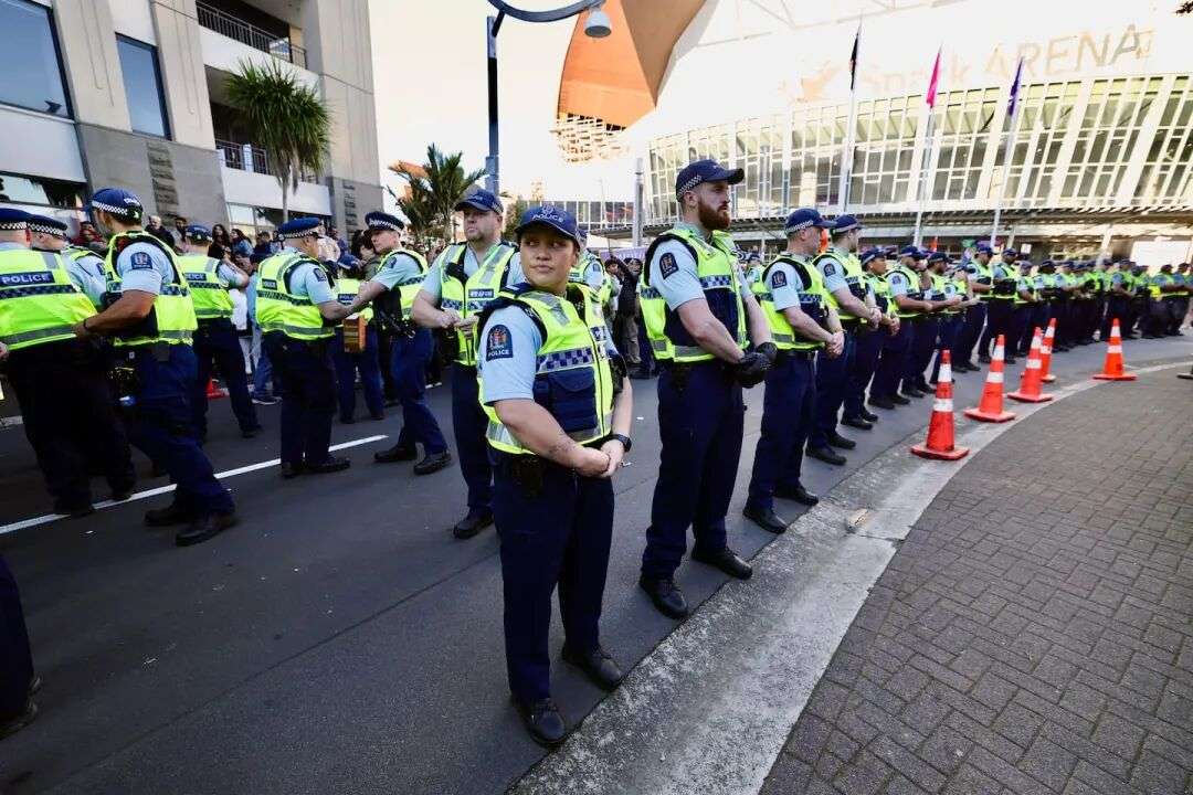 印度总理纳伦德拉·莫迪访问斯帕克体育馆期间，警察在场外列队应对抗议者。