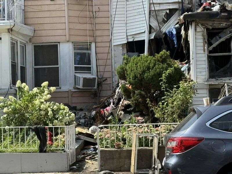現場可見，整排受災建築嚴重損毀，屋頂大面積坍塌，二樓多處幾乎被燒穿。(記者高雲兒...