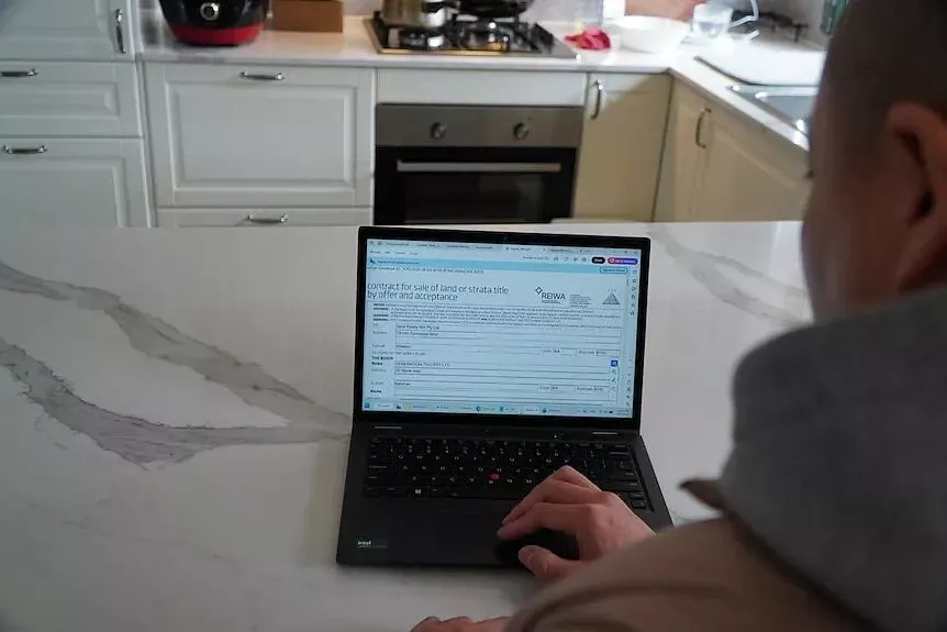 澳华人卖房疑遭设局!签完合同查买家资料傻眼,竟是中介自己(组图) - 3