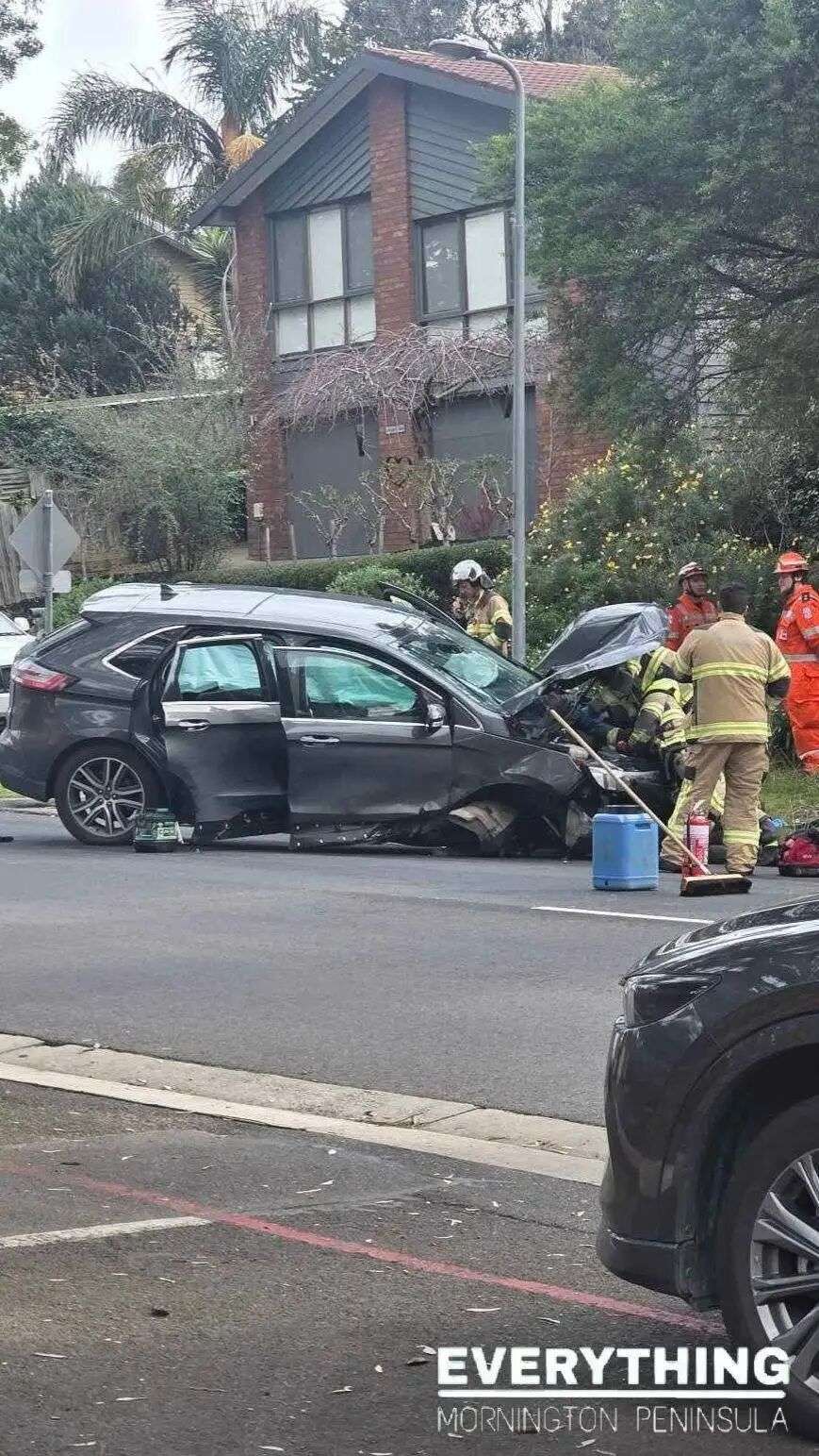 可能是包含下列内容的图片:救护车、轿车和上面的文字是“天 EVERYTHING MORNINGTON PENINSULA MORNINGTON/PENINSULA A”
