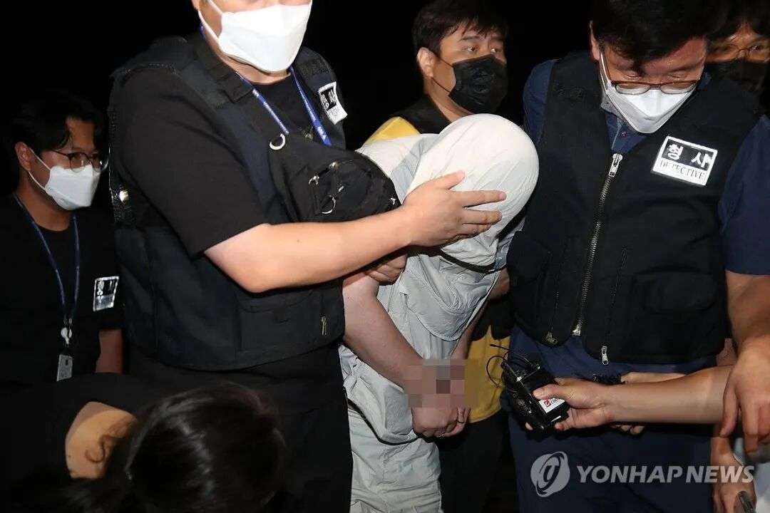 8月25日,警方移送涉嫌杀害庆山市一名中国留学生的嫌疑人郑某(蒙头)。 韩联社